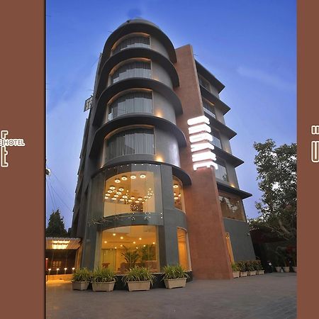Urbane The Hotel Ахмедабад Экстерьер фото