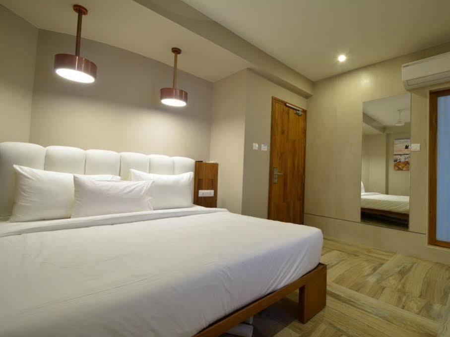 Urbane The Hotel Ахмедабад Экстерьер фото